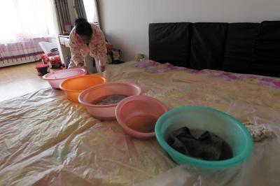 东海楼上漏水，住户失联，小区没物管，业主维权难！律师来支招……